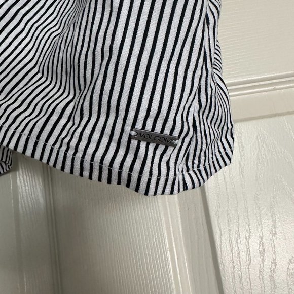 Volcom Black and White Crop Top - Medium - Picture 5 of 6